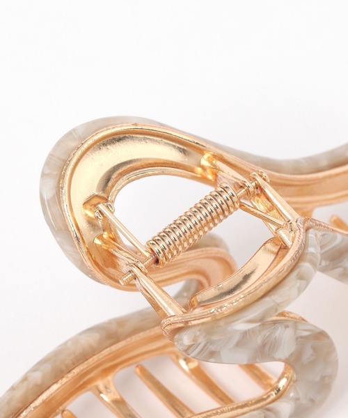 GLOBAL WORK(グローバルワーク)の「ニュアンスうねりバンス/570910(バレッタ/ヘアクリップ・レディース・グレー/ベージュ・FREE)」の4枚目の写真