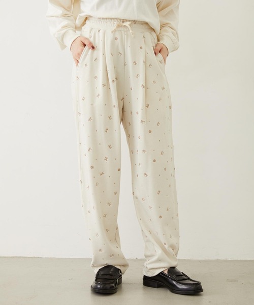 MILKFED.（ミルクフェド）の「EMBROIDERY TUCK SWEAT PANTS（スウェットパンツ・レディース・オフホワイト/ライトブルー/ブラック・S/M）」の2枚目の写真