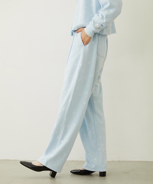 MILKFED.（ミルクフェド）の「EMBROIDERY TUCK SWEAT PANTS（スウェットパンツ・レディース・オフホワイト/ライトブルー/ブラック・S/M）」の5枚目の写真