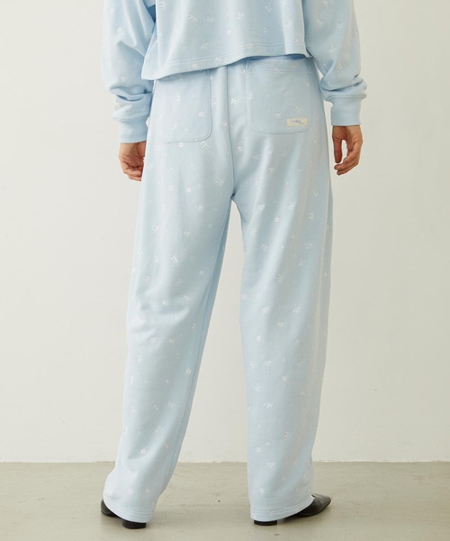 MILKFED.（ミルクフェド）の「EMBROIDERY TUCK SWEAT PANTS（スウェットパンツ・レディース・オフホワイト/ライトブルー/ブラック・S/M）」の7枚目の写真