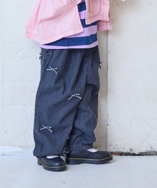 MARKEY'S（マーキーズ）の「[再入荷]リボンいっぱいデニムバレルパンツ（デニムパンツ・キッズ・ブルー/ブラック・80/90/95/100/110/120/130/140/150）」の2枚目の写真