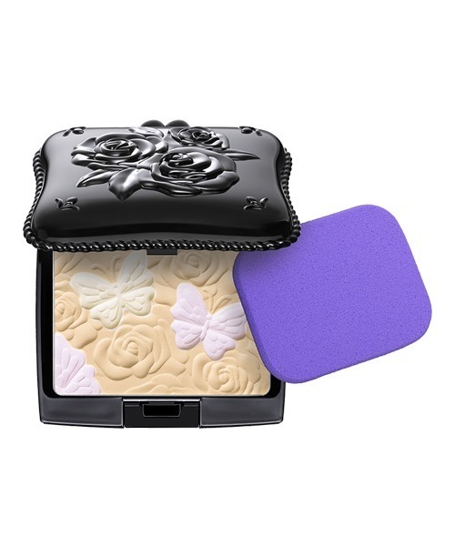 ANNA SUI COSMETICS（アナ スイ コスメティクス）の「ローズ パウダー ファンデーション コンパクト（その他ビューティーグッズ・レディース・ブラック・ONE SIZE）」の2枚目の写真