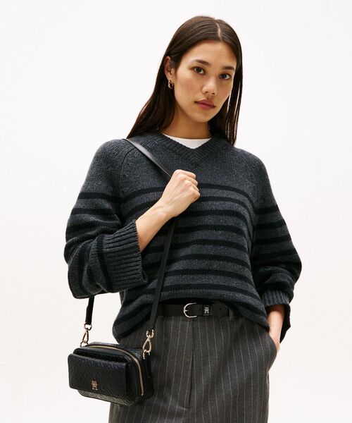TOMMY HILFIGER(トミーヒルフィガー)の「アイコニックモノグラムカメラバッグ(ボディバッグ/ウエストポーチ・レディース・ブラック・FREE)」の5枚目の写真