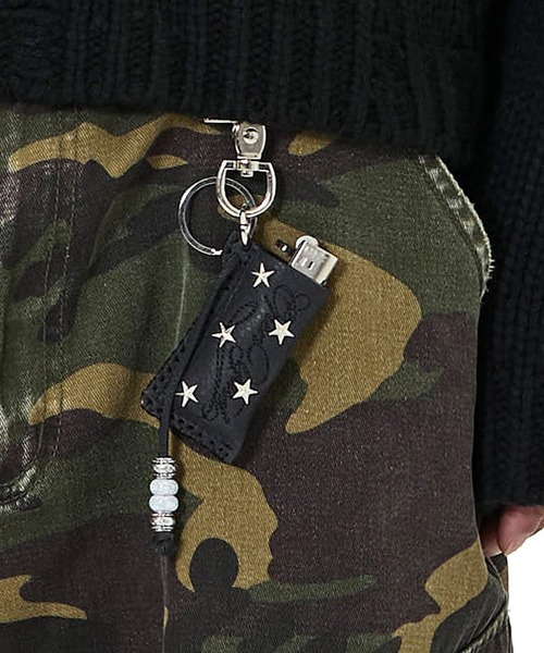 OY（オーワイ）の「『OY/オーワイ』STAR STUD LIGHTER CASE KEYRING/スタースタッドレザーケースキーリング（キーホルダー・レディース・ブラック・FREE）」の2枚目の写真