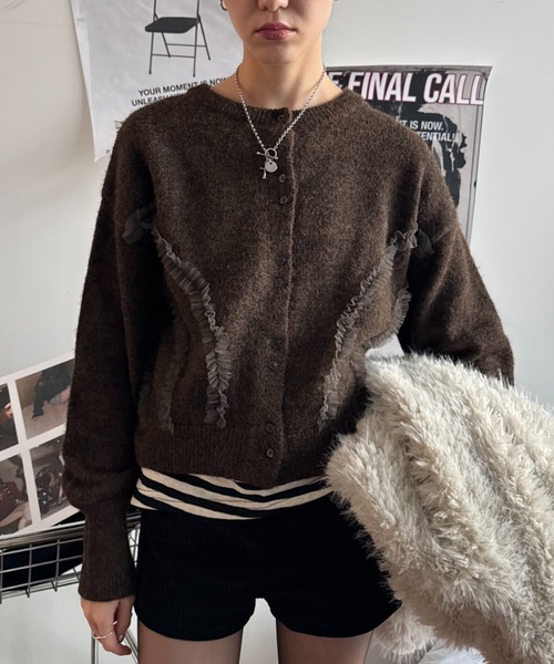 SHAGGIE（シャギー）の「ウール混チュールフリルクルーネックニットカーディガン（カーディガン/ボレロ・レディース・ブラウン/チャコールグレー・FREE）」の4枚目の写真