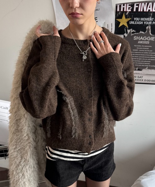 SHAGGIE（シャギー）の「ウール混チュールフリルクルーネックニットカーディガン（カーディガン/ボレロ・レディース・ブラウン/チャコールグレー・FREE）」の5枚目の写真