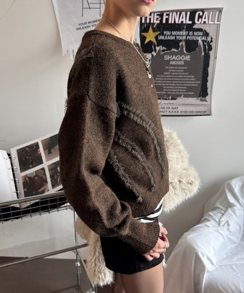 SHAGGIE（シャギー）の「ウール混チュールフリルクルーネックニットカーディガン（カーディガン/ボレロ・レディース・ブラウン/チャコールグレー・FREE）」の6枚目の写真