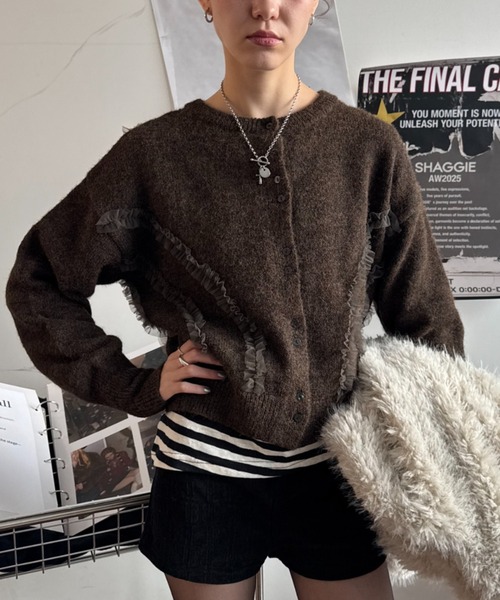 SHAGGIE（シャギー）の「ウール混チュールフリルクルーネックニットカーディガン（カーディガン/ボレロ・レディース・ブラウン/チャコールグレー・FREE）」の3枚目の写真