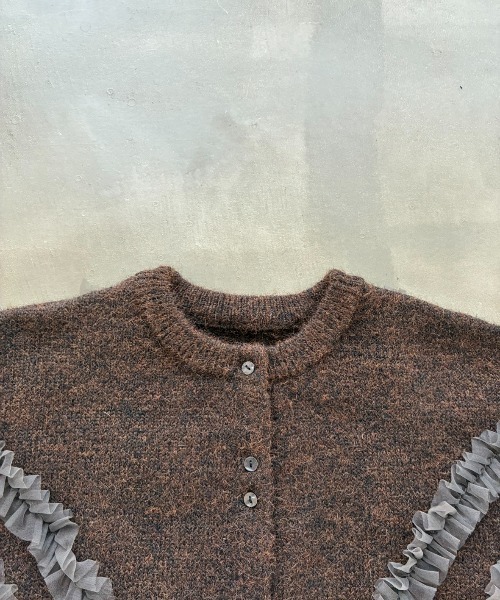 SHAGGIE（シャギー）の「ウール混チュールフリルクルーネックニットカーディガン（カーディガン/ボレロ・レディース・ブラウン/チャコールグレー・FREE）」の9枚目の写真