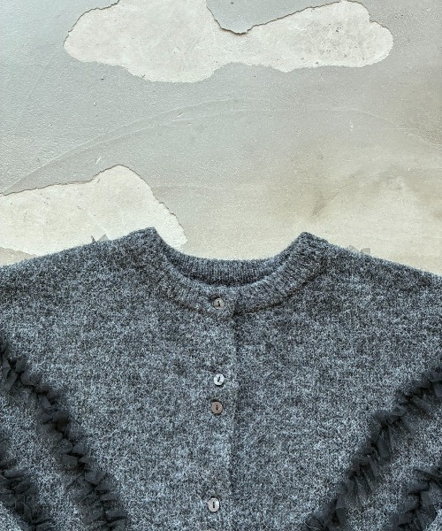 SHAGGIE（シャギー）の「ウール混チュールフリルクルーネックニットカーディガン（カーディガン/ボレロ・レディース・ブラウン/チャコールグレー・FREE）」の19枚目の写真