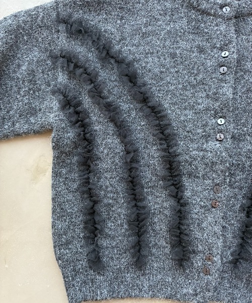 SHAGGIE（シャギー）の「ウール混チュールフリルクルーネックニットカーディガン（カーディガン/ボレロ・レディース・ブラウン/チャコールグレー・FREE）」の20枚目の写真