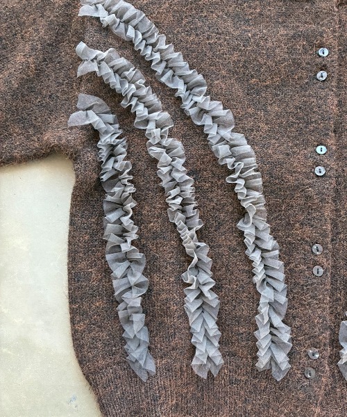 SHAGGIE（シャギー）の「ウール混チュールフリルクルーネックニットカーディガン（カーディガン/ボレロ・レディース・ブラウン/チャコールグレー・FREE）」の10枚目の写真