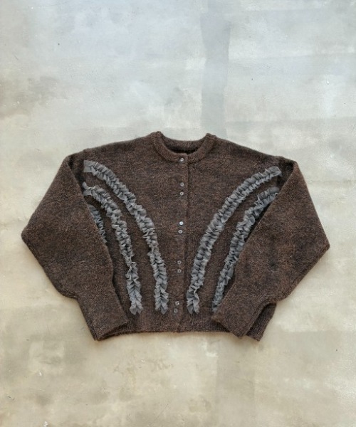 SHAGGIE（シャギー）の「ウール混チュールフリルクルーネックニットカーディガン（カーディガン/ボレロ・レディース・ブラウン/チャコールグレー・FREE）」の8枚目の写真