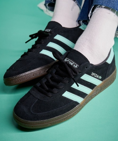 adidas(アディダス)の「HANDBALL SPEZIAL IH7491(スニーカー・メンズ・ブラック・22.5cm/23.5cm/24.5cm/25.5cm/26.5cm/27.5cm/28.5cm/30.0cm/23.0cm/24.0cm/25.0cm/26.0cm/27.0cm/28.0cm/29.0cm)」の1枚目の写真