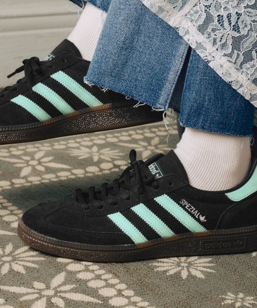 adidas(アディダス)の「HANDBALL SPEZIAL IH7491(スニーカー・メンズ・ブラック・22.5cm/23.5cm/24.5cm/25.5cm/26.5cm/27.5cm/28.5cm/30.0cm/23.0cm/24.0cm/25.0cm/26.0cm/27.0cm/28.0cm/29.0cm)」の2枚目の写真