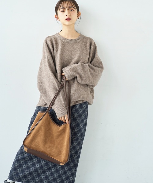 mil（ミル）の「パイピングスウェードライクバッグ【585158】（ショルダーバッグ・レディース・ベージュ/ブラウン/ブラック・ONE SIZE）」の4枚目の写真