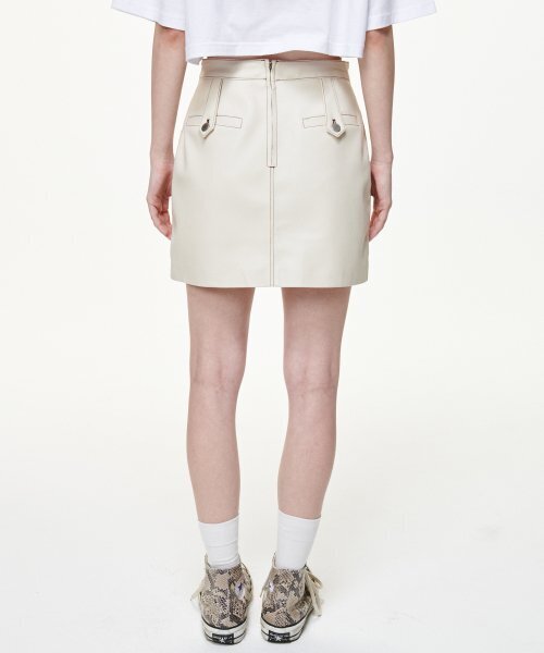 B QUIET（ビークワイエット）の「FAUX LEATHER POCKET MINI SKIRTS_CREAM（スカート・レディース・その他・MEDIUM/SMALL）」の4枚目の写真