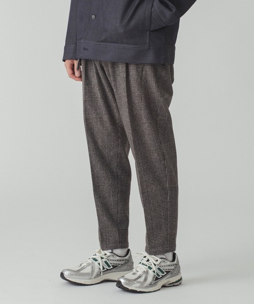 WHITE MOUNTAINEERING(ホワイトマウンテニアリング)の「WHITE MOUNTAINEERING GLEN CHECK 1 TUCK PANTS WM2473411(その他パンツ・メンズ・チャコールグレー・M)」の2枚目の写真