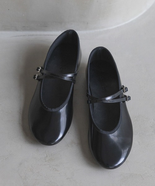 A part by（アパートバイ）の「ダブルストラップシューズ（バレエシューズ・レディース・アイボリー/ブラック・MEDIUM/LARGE）」の2枚目の写真