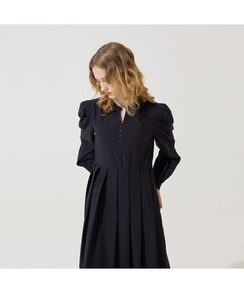 ADAUL(アダウル)の「セミVネックパフプリーツロングワンピース - ブラック(ワンピース・レディース・その他・L/M/S)」の1枚目の写真