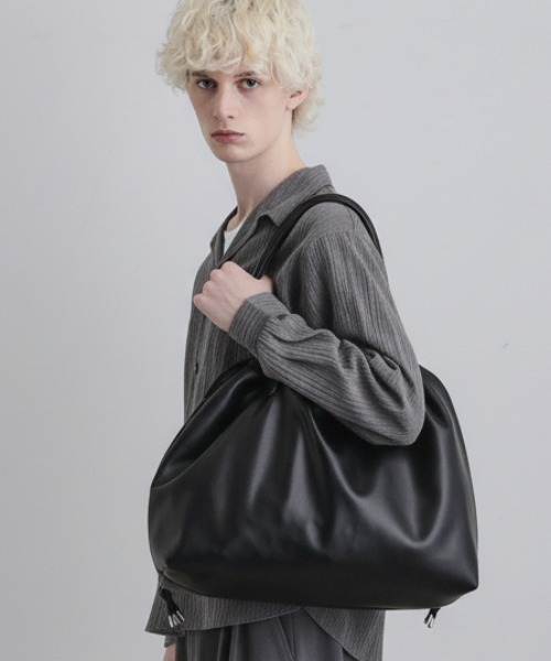 tk.TAKEO KIKUCHI(ティーケータケオキクチ)の「ドロスト2WAYトートバッグ(トートバッグ・メンズ・ブラック系/ブラック・00)」の2枚目の写真