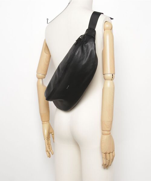 YArKA（ヤーカ）の「【YArKA/ヤーカ】real leather big size body bag [malhaut2] / 横長ウエストポーチ（ボディバッグ/ウエストポーチ・レディース・ブラック・FREE）」の19枚目の写真