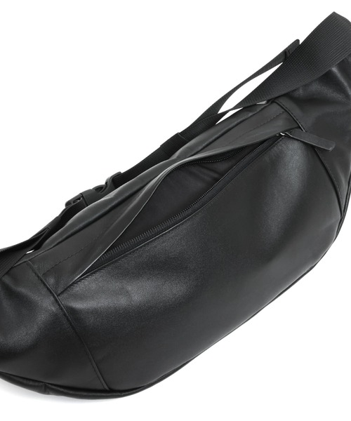 YArKA（ヤーカ）の「【YArKA/ヤーカ】real leather big size body bag [malhaut2] / 横長ウエストポーチ（ボディバッグ/ウエストポーチ・レディース・ブラック・FREE）」の6枚目の写真