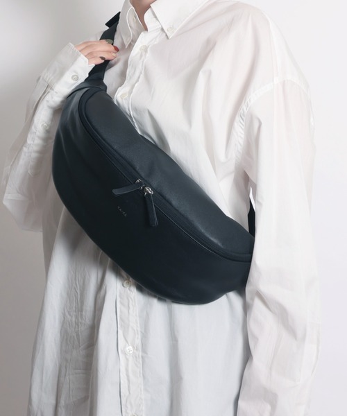YArKA（ヤーカ）の「【YArKA/ヤーカ】real leather big size body bag [malhaut2] / 横長ウエストポーチ（ボディバッグ/ウエストポーチ・レディース・ブラック・FREE）」の9枚目の写真