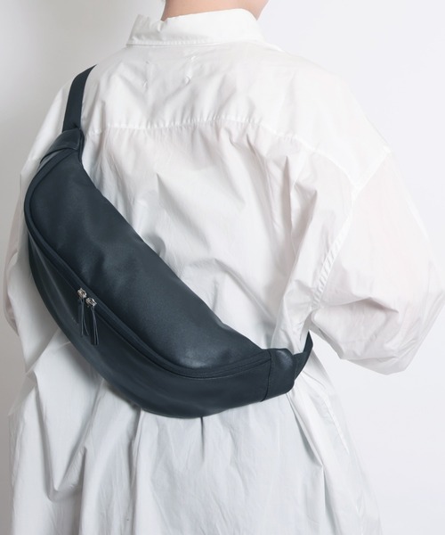 YArKA（ヤーカ）の「【YArKA/ヤーカ】real leather big size body bag [malhaut2] / 横長ウエストポーチ（ボディバッグ/ウエストポーチ・レディース・ブラック・FREE）」の11枚目の写真