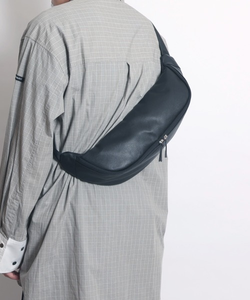 YArKA（ヤーカ）の「【YArKA/ヤーカ】real leather big size body bag [malhaut2] / 横長ウエストポーチ（ボディバッグ/ウエストポーチ・レディース・ブラック・FREE）」の13枚目の写真
