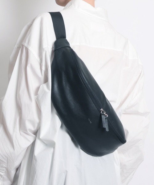 YArKA（ヤーカ）の「【YArKA/ヤーカ】real leather big size body bag [malhaut2] / 横長ウエストポーチ（ボディバッグ/ウエストポーチ・レディース・ブラック・FREE）」の10枚目の写真