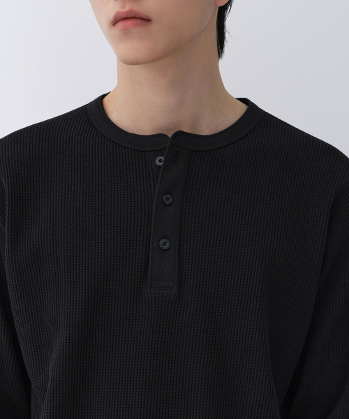 MUSINSA STANDARD（ムシンサスタンダード）の「ワッフルヘンリーネック長袖Tシャツ[ブラック]（Tシャツ/カットソー・メンズ・その他・X-LARGE/2XL/3XL/LARGE/MEDIUM/SMALL）」の2枚目の写真