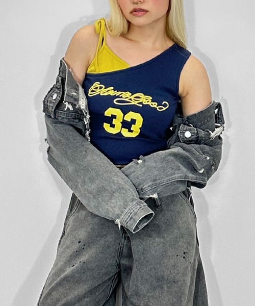 MATU:TA(マトゥータ)の「レイヤード風ロゴタンクトップ / カップ付き クロップド ミニ 夏服 ショルダーデザイン リボン レイヤード風 ロゴプリント フロントデザイン バイカラー 配色 カップあり ブラトップ 肩調節可能 カジュアル ストリート 海外ガール 4色展開 ホワイト ブラック グレー ネイビー(タンクトップ・レディース・ホワイト/ネイビー/ブラック/グレー・FREE)」の4枚目の写真