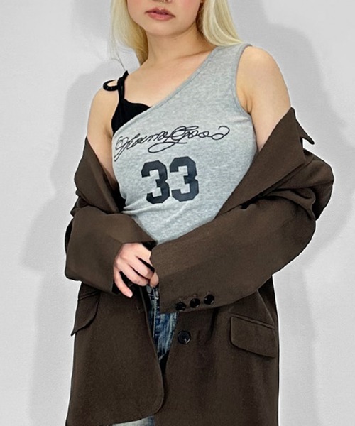 MATU:TA(マトゥータ)の「レイヤード風ロゴタンクトップ / カップ付き クロップド ミニ 夏服 ショルダーデザイン リボン レイヤード風 ロゴプリント フロントデザイン バイカラー 配色 カップあり ブラトップ 肩調節可能 カジュアル ストリート 海外ガール 4色展開 ホワイト ブラック グレー ネイビー(タンクトップ・レディース・ホワイト/ネイビー/ブラック/グレー・FREE)」の3枚目の写真