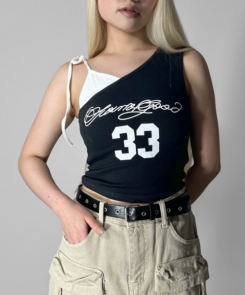 MATU:TA(マトゥータ)の「レイヤード風ロゴタンクトップ / カップ付き クロップド ミニ 夏服 ショルダーデザイン リボン レイヤード風 ロゴプリント フロントデザイン バイカラー 配色 カップあり ブラトップ 肩調節可能 カジュアル ストリート 海外ガール 4色展開 ホワイト ブラック グレー ネイビー(タンクトップ・レディース・ホワイト/ネイビー/ブラック/グレー・FREE)」の1枚目の写真