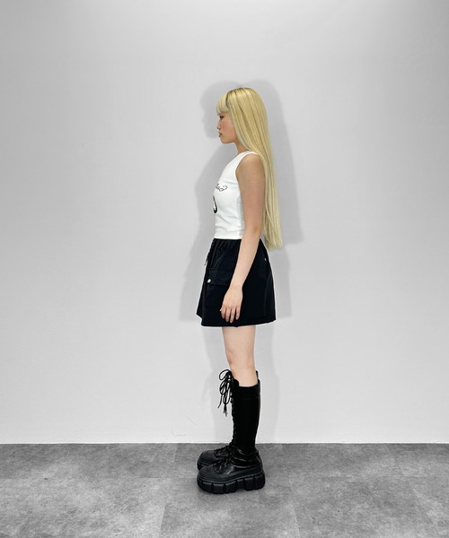 MATU:TA(マトゥータ)の「レイヤード風ロゴタンクトップ / カップ付き クロップド ミニ 夏服 ショルダーデザイン リボン レイヤード風 ロゴプリント フロントデザイン バイカラー 配色 カップあり ブラトップ 肩調節可能 カジュアル ストリート 海外ガール 4色展開 ホワイト ブラック グレー ネイビー(タンクトップ・レディース・ホワイト/ネイビー/ブラック/グレー・FREE)」の12枚目の写真