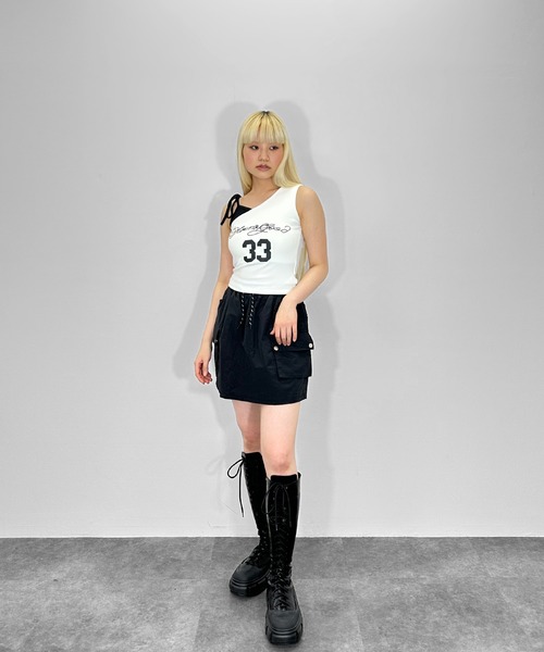 MATU:TA(マトゥータ)の「レイヤード風ロゴタンクトップ / カップ付き クロップド ミニ 夏服 ショルダーデザイン リボン レイヤード風 ロゴプリント フロントデザイン バイカラー 配色 カップあり ブラトップ 肩調節可能 カジュアル ストリート 海外ガール 4色展開 ホワイト ブラック グレー ネイビー(タンクトップ・レディース・ホワイト/ネイビー/ブラック/グレー・FREE)」の9枚目の写真