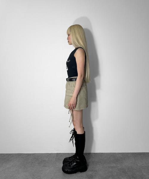 MATU:TA(マトゥータ)の「レイヤード風ロゴタンクトップ / カップ付き クロップド ミニ 夏服 ショルダーデザイン リボン レイヤード風 ロゴプリント フロントデザイン バイカラー 配色 カップあり ブラトップ 肩調節可能 カジュアル ストリート 海外ガール 4色展開 ホワイト ブラック グレー ネイビー(タンクトップ・レディース・ホワイト/ネイビー/ブラック/グレー・FREE)」の20枚目の写真