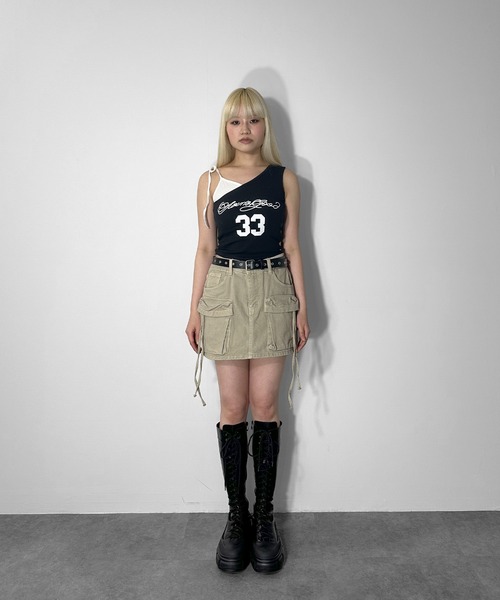 MATU:TA(マトゥータ)の「レイヤード風ロゴタンクトップ / カップ付き クロップド ミニ 夏服 ショルダーデザイン リボン レイヤード風 ロゴプリント フロントデザイン バイカラー 配色 カップあり ブラトップ 肩調節可能 カジュアル ストリート 海外ガール 4色展開 ホワイト ブラック グレー ネイビー(タンクトップ・レディース・ホワイト/ネイビー/ブラック/グレー・FREE)」の19枚目の写真