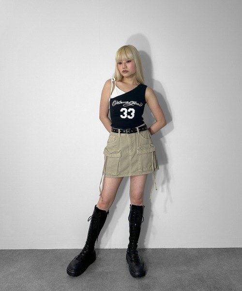 MATU:TA(マトゥータ)の「レイヤード風ロゴタンクトップ / カップ付き クロップド ミニ 夏服 ショルダーデザイン リボン レイヤード風 ロゴプリント フロントデザイン バイカラー 配色 カップあり ブラトップ 肩調節可能 カジュアル ストリート 海外ガール 4色展開 ホワイト ブラック グレー ネイビー(タンクトップ・レディース・ホワイト/ネイビー/ブラック/グレー・FREE)」の18枚目の写真