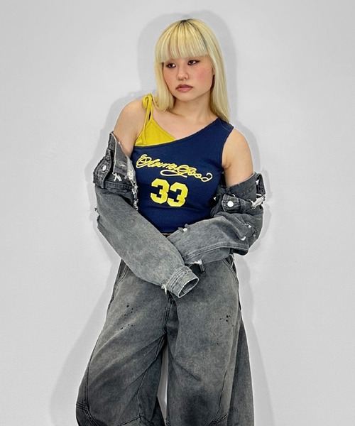 MATU:TA(マトゥータ)の「レイヤード風ロゴタンクトップ / カップ付き クロップド ミニ 夏服 ショルダーデザイン リボン レイヤード風 ロゴプリント フロントデザイン バイカラー 配色 カップあり ブラトップ 肩調節可能 カジュアル ストリート 海外ガール 4色展開 ホワイト ブラック グレー ネイビー(タンクトップ・レディース・ホワイト/ネイビー/ブラック/グレー・FREE)」の8枚目の写真