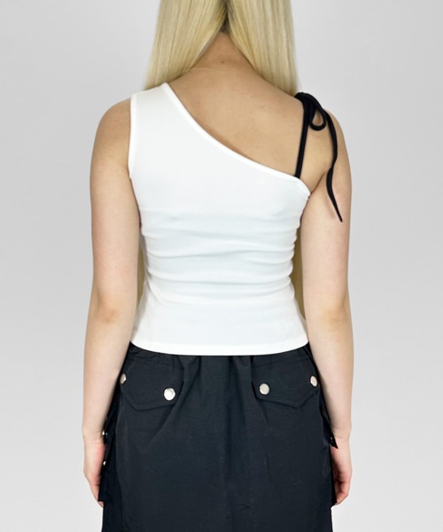 MATU:TA(マトゥータ)の「レイヤード風ロゴタンクトップ / カップ付き クロップド ミニ 夏服 ショルダーデザイン リボン レイヤード風 ロゴプリント フロントデザイン バイカラー 配色 カップあり ブラトップ 肩調節可能 カジュアル ストリート 海外ガール 4色展開 ホワイト ブラック グレー ネイビー(タンクトップ・レディース・ホワイト/ネイビー/ブラック/グレー・FREE)」の16枚目の写真
