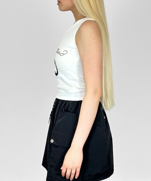 MATU:TA(マトゥータ)の「レイヤード風ロゴタンクトップ / カップ付き クロップド ミニ 夏服 ショルダーデザイン リボン レイヤード風 ロゴプリント フロントデザイン バイカラー 配色 カップあり ブラトップ 肩調節可能 カジュアル ストリート 海外ガール 4色展開 ホワイト ブラック グレー ネイビー(タンクトップ・レディース・ホワイト/ネイビー/ブラック/グレー・FREE)」の15枚目の写真