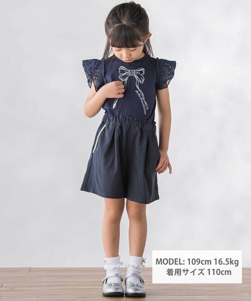 BeBe Petits Pois Vert(ベベプチポワヴェール)の「袖異素材リボン刺しゅうTシャツ(Tシャツ/カットソー・キッズ・ピンク/ネイビー/ホワイト・110cm/120cm/130cm/140cm/150cm)」の4枚目の写真