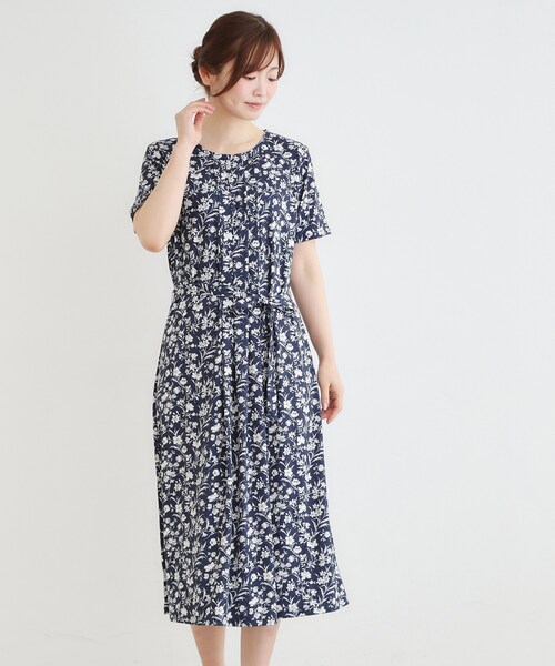 LAURA ASHLEY(ローラアシュレイ)の「【洗える/ジャージ素材/同柄アイテムあり】ライ柄ワンピース(ワンピース・レディース・ネイビー系・40/38)」の2枚目の写真