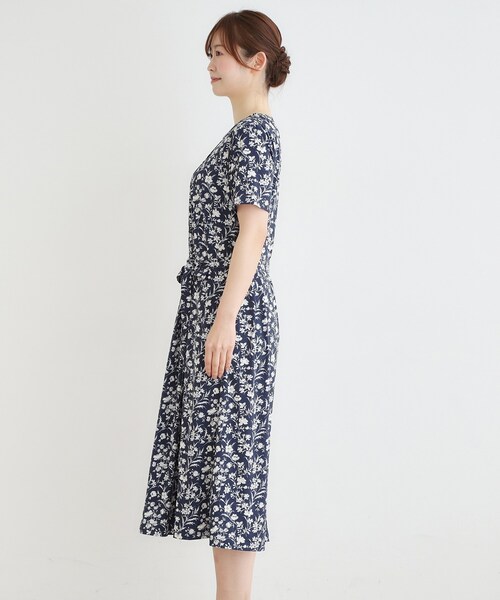 LAURA ASHLEY(ローラアシュレイ)の「【洗える/ジャージ素材/同柄アイテムあり】ライ柄ワンピース(ワンピース・レディース・ネイビー系・40/38)」の7枚目の写真