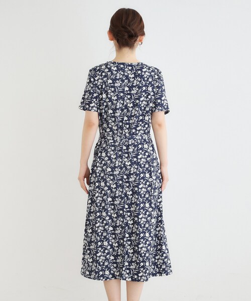 LAURA ASHLEY(ローラアシュレイ)の「【洗える/ジャージ素材/同柄アイテムあり】ライ柄ワンピース(ワンピース・レディース・ネイビー系・40/38)」の8枚目の写真