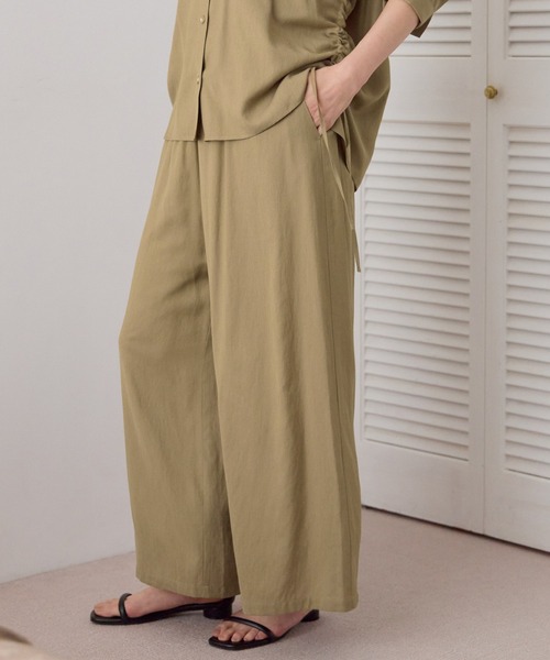 Elura(エルーラ)の「シャリサラワイドパンツ<低身長サイズあり>/661819(その他パンツ・レディース・ライトピンク/ネイビー/ダークブラウン/ベージュ・MEDIUM/FREE(S)/LARGE/SMALL)」の2枚目の写真