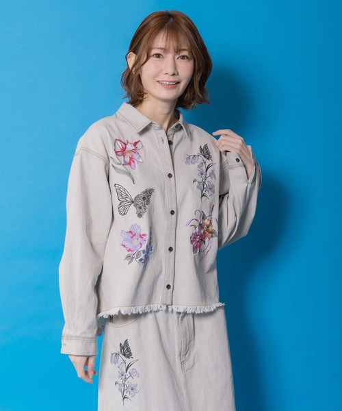 iS ScoLar(イズスカラー)の「561238:花蝶刺繍すそフリンジ入りデニムシャツ(シャツ/ブラウス・レディース・グレー/ブラック・M)」の2枚目の写真