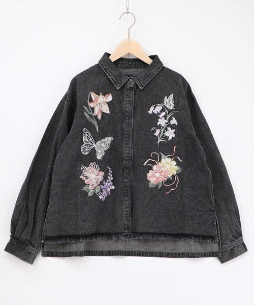 iS ScoLar(イズスカラー)の「561238:花蝶刺繍すそフリンジ入りデニムシャツ(シャツ/ブラウス・レディース・グレー/ブラック・M)」の1枚目の写真